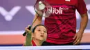 Ganda campuran Indonesia, Praveen Jordan/Debby Susanto mengembalikan bola ke arah ganda China Wang Yilyu/Huang Dongping pada final Korea Terbuka 2017, Minggu (17/9). Praveen/Debby mengalahkan ganda China dengan skor  21-17, 21-18. (JUNG Yeon-Je / AFP)