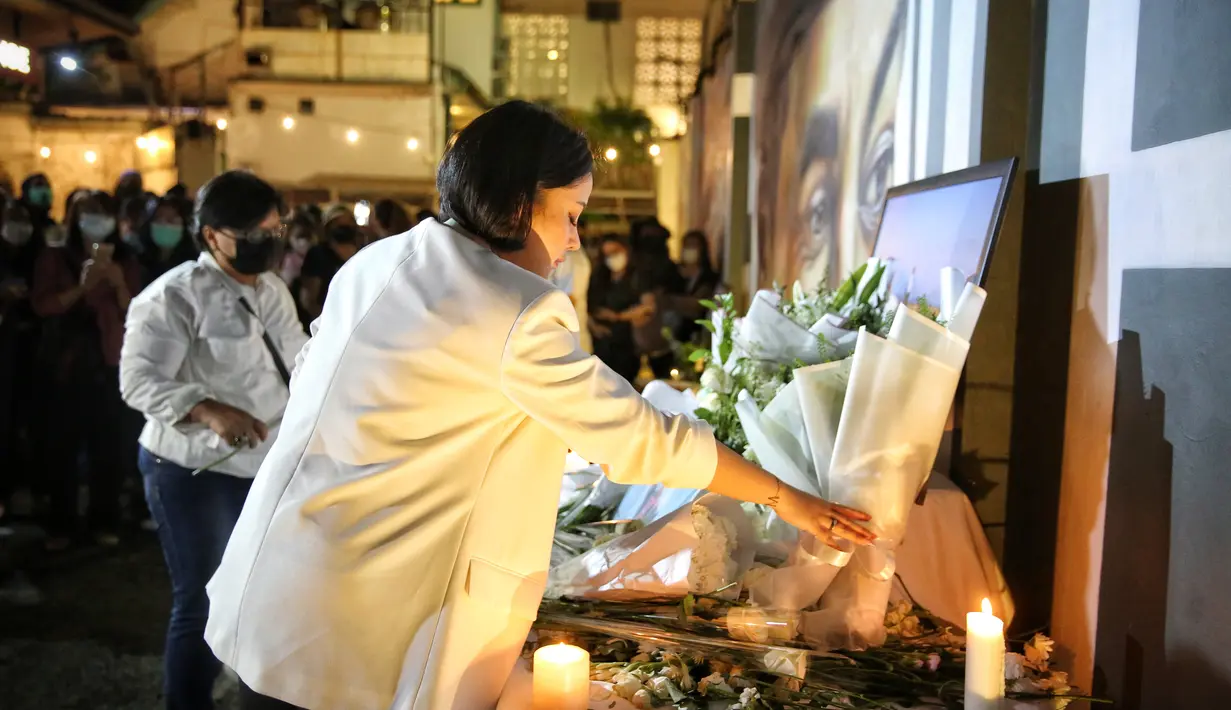 Tabur bunga mengenang 1th kepergian alm. Glenn Fredly oleh para keluarga dan kerabat di M Bloc. adrian.putra /fimela.