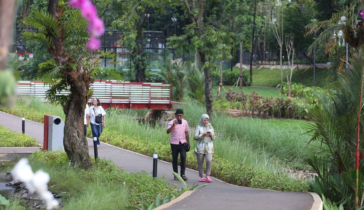 Berbagai fasilitas publik disediakan untuk menunjang aktivitas pengunjung, mulai dari area rekreasi hingga sarana olahraga seperti jogging track sepanjang 1,2 kilometer. Tampak dalam foto, warga menikmati suasana serta fasilitas di Taman Bendera Pusaka, Kebayoran Baru, Jakarta, Rabu (1/4/2026). (merdeka.com/Arie Basuki)