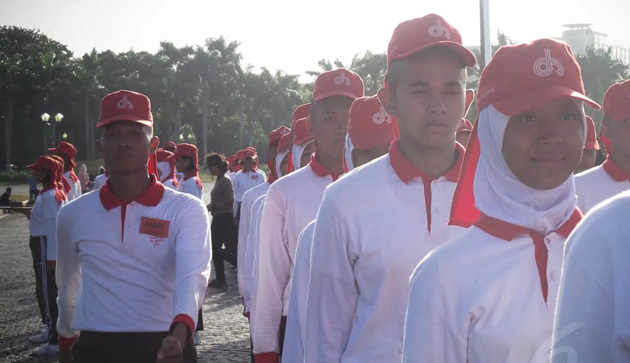Para siswa yang dipilih dari berbagai SMA di DKI Jakarta ini sangat antusias melakukan latihan yang digelar di lapangan Monas, Jakarta, Kamis (7/8/2014) (Liputan6.com/Faizal Fanani)
