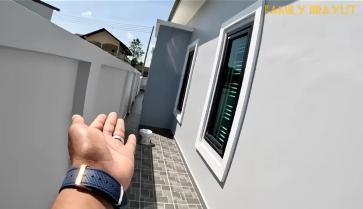Kakak Jirayut yang membagikan perkembangan rumah adiknya tersebut juga memperlihatkan bagian samping rumahnya yang juga sudah rapi. Begitu juga disebalah kanan, yang juga terdapat ruang kosong. [Youtube/FAMILY JIRAYUT]