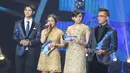 Malam puncak penganugerahan Liputan 6 Awards sukses dibawakan oleh host Andhika Pratama, Rina Rose, Aliando Syarief juga artis cantik, Prilly Latuconsina di Studio Emtek, Jakarta, Rabu (20/5). (Liputan6.com/Faizal Fanani)