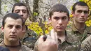 Seorang pendeta membaptis tentara etnis Armenia di sebuah kamp militer dekat garis depan konflik di wilayah separatis Nagorno-Karabakh, Azerbaijan, Senin (2/11/2020). Pasukan Armenia dan Azerbaijan saling menyalahkan atas serangan baru selama perebutan Nagorno-Karabakh. (AP Photo)