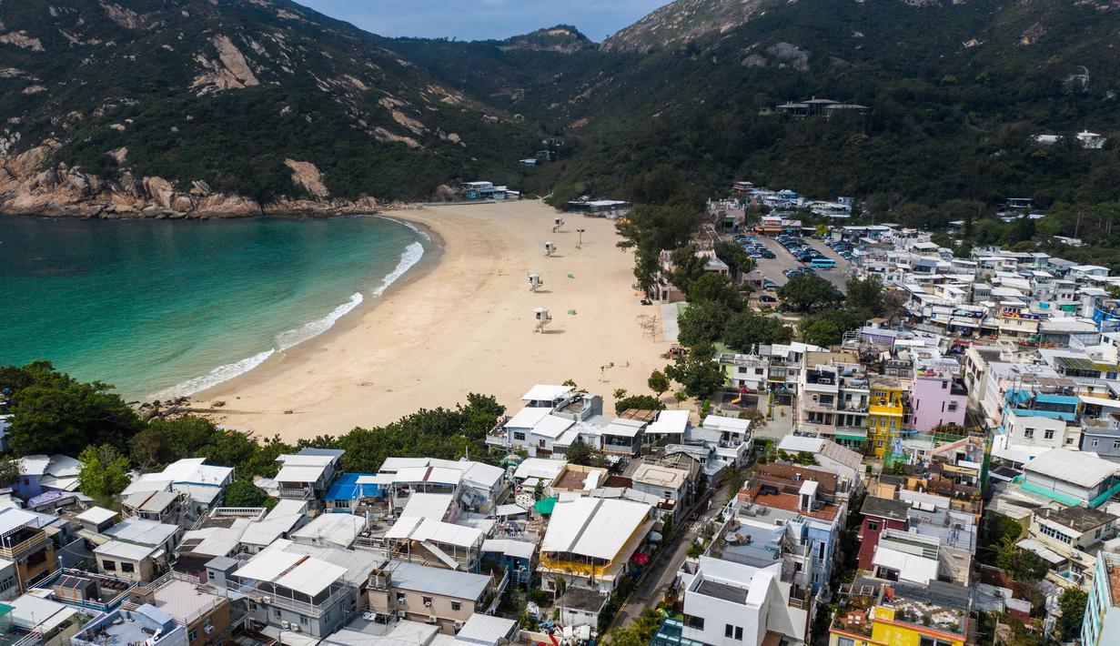 Foto udara memperlihatkan Desa Shek O dan pantainya yang tertutup di Hong Kong, Kamis (17/3/2022). Pemerintah Hong Kong mengatakan akan menutup pantai umum untuk mengekang penyebaran virus corona COVID-19. (DALE DE LA REY/AFP)