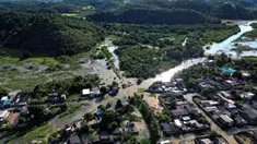 Foto udara menunjukkan jalan-jalan yang tergenang air akibat hujan deras di komunitas Amapa, kota Duque de Caxias di negara bagian Rio de Janeiro, Brasil, pada 15 Januari 2024. (MAURO PIMENTEL/AFP)