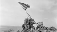 23 Februari 1945: Momen Bersejarah Pengibaran Bendera AS di Iwo Jima