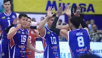 Juara bertahan tim putra Jakarta LavAni Allo Bank Electric sukses memetik kemenangan perdana atas tim pendatang baru, Jakarta Garuda Jaya pada laga pembuka PLN Mobile Proliga 2024 di GOR Amongrogo, Yogyakarta, Kamis (25/4/2024). Fahri Septian dkk menang 3-0 (25-16, 25-22, 25-20) atas tim asuhan pelatih asal China, Li Quijang yang dipersiapkan untuk mewakili Indonesia pada ajang Kejuaraan Voli Asia U-20. (Dok. PBVSI)