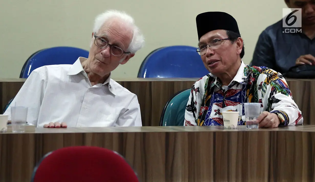 Rais Syuriah NU, KH Masdar Farid Mas'udi bersama Franz Magnis-Suseno hadir dalam diskusi, di Jakarta, Rabu (13/12).  Diskusi tersebut membahas "Hubungan Islam dan Pancasila". (Liputan6.com/JohanTallo)