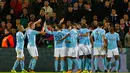 Pemain Manchester City, Kevin De Bruyne dan rekan setimnya berselebrasi setelah mencetak gol ke gawang Feyenoord dalam laga perdana babak penyisihan Grup F Liga Champions di De Kuip, Rabu (13/9). Man City menaklukkan Feyenoord 4-0. (AP Photo/Peter Dejong)