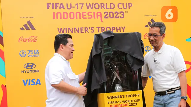 Erick Thohir dan Pj Gubernur DKI Pamerkan Trofi Piala Dunia U-17 2023 kepada Masyarakat di Bundaran HI
