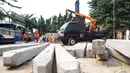  Pekerja sedang menyelesaikan pembuatan pondasi di Terminal Bis Rawamangun, Jakarta, Rabu (20/8/2014) (Liputan6.com/Faizal Fanani)