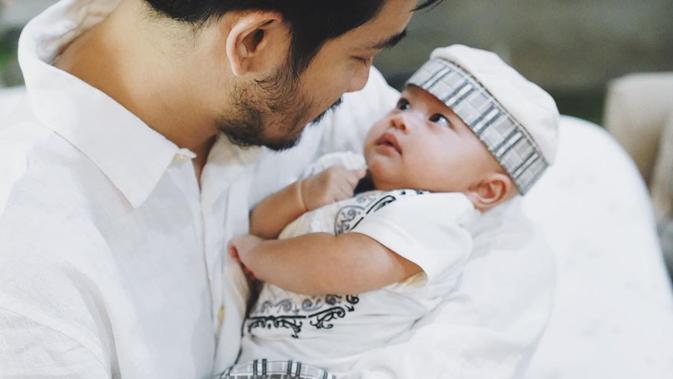 Putra Syahnaz Sadiqah saat Pakai Topi Hingga Peci. (Sumber: Instagram.com/ ritchieismail)