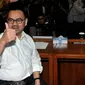 Menteri ESDM Sudirman Said mengacungkan jempol sebelum sidang pemeriksaan perkara Setya Novanto di ruang MKD, Kompleks Parlemen Senayan, Jakarta, Rabu (2/12) . Sudirman dimintai keterangan seputar pencatutan nama Presiden. (Liputan6.com/Johan Tallo)