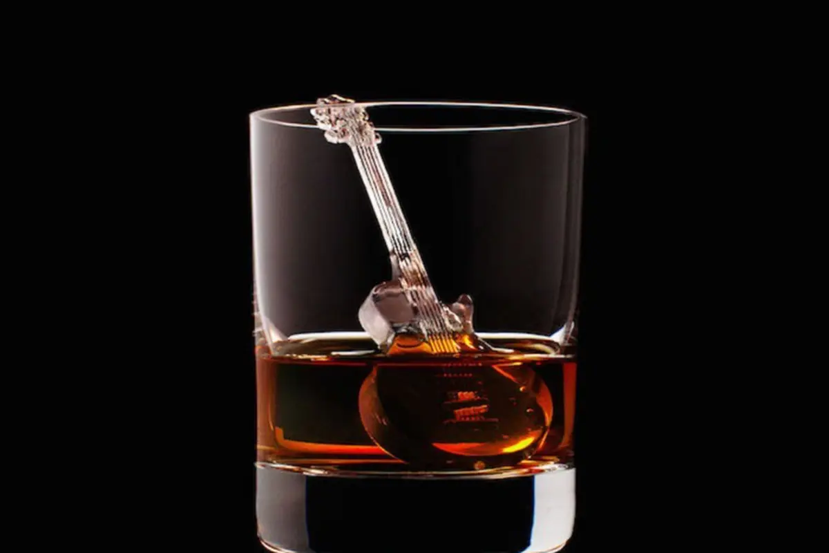 10 Pahatan Es Batu dalam Whiskey yang Bakal Bikin Kamu Takjub