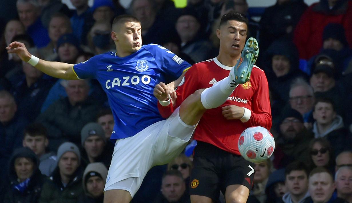 Berstatus sebagai tim tamu, Manchester United mencoba menginisiasi serangan sejak awal laga. Cristiano ROnaldo dkk tampil menekan sejak awal laga. (AP/Rui Vieira)