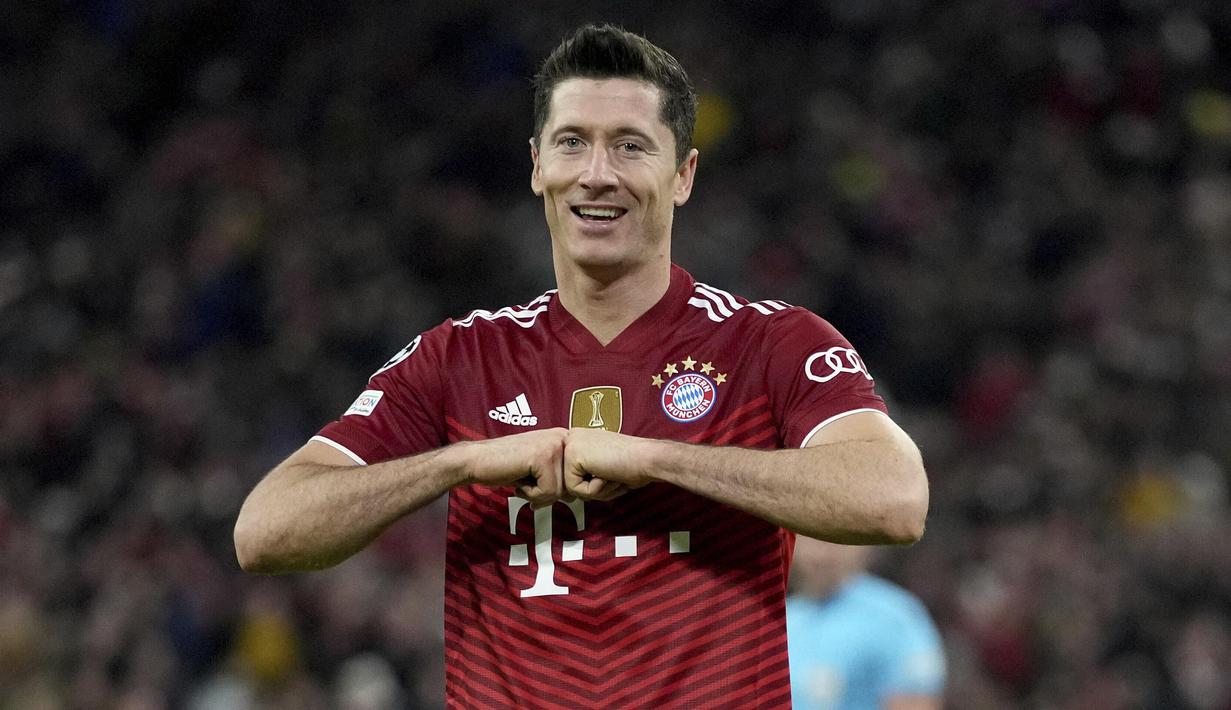 Robert Lewandowski menjadi bintang kemenangan Bayern dengan memborong tiga gol alias hat-trick. Dua gol lainnya masing-masing dicetak Serge Gnabry dan Leroy Sane. (AP/Matthias Schrader)