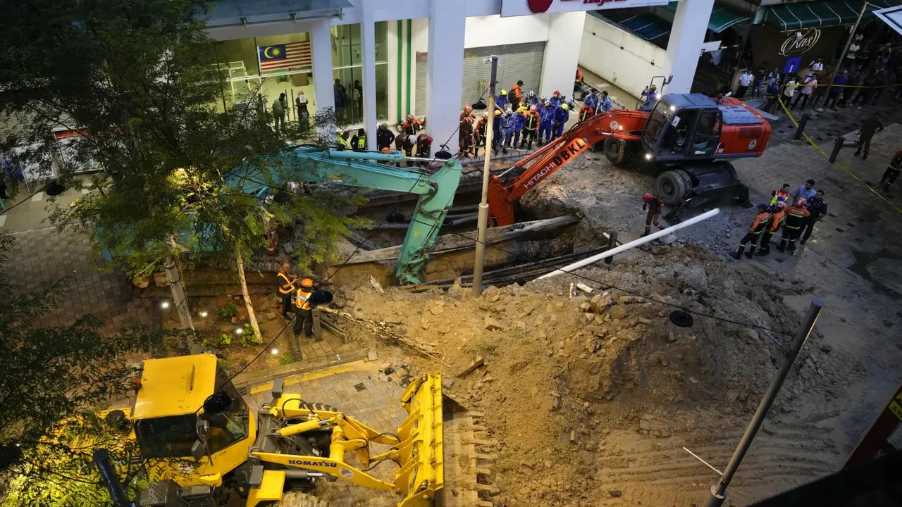 Sinkhole di Jalan Masjid India, Kuala Lumpur, Malaysia.