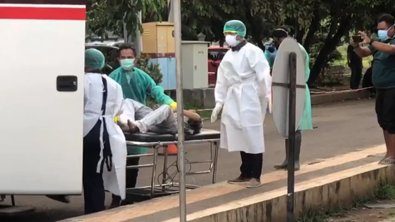 Viral Tim Medis Evakuasi Penumpang Bus Primajasa yang Meninggal di Tol Cipali