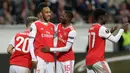 Pemain Arsenal Pierre-Emerick Aubameyang (kedua kiri) merayakan bersama rekan setimnya usai mencetak gol ke gawang Eintracht Frankfurt pada laga Grup F Liga Europa di Commerzbank Arena, Frankfurt, Jerman, Kamis (19/9/2019). The Gunners menang telak 3-0. (AP Photo/Michael Probst)