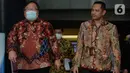 Menristek Bambang Brodjonegoro berjalan bersama Wakil Ketua KPK Nurul Ghufron usai pertemuan di gedung KPK, Jakarta, Selasa (16/6/2020). Pertemuan membahas mengenai hal terkait pendanaan penelitian riset teknologi inovasi guna mencegah terjadinya tindak pidana korupsi. (merdeka.com/Dwi Narwoko)