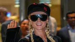 Selebritas Amerika Serikat Paris Hilton melambai kepada fotografer saat tiba di Bandara Internasional Chhatrapati Shivaji, Mumbai, India, 19 Oktober 2022. Wanita 41 tahun itu mengenakan pakaian olahraga hitam beludru dengan hiasan kepala. (AP Photo/Rafiq Maqbool)