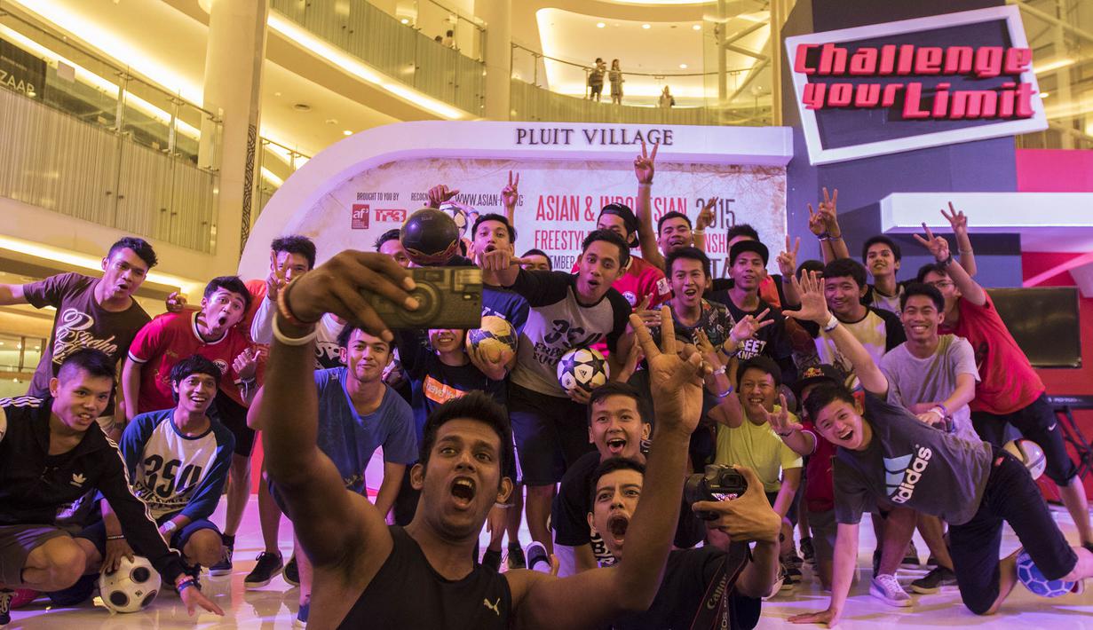 Finalis freestyler foto bersama pada acara Indonesian  Freestyle Football Championship 2015 di Mall Pluit Village, Jakarta, Sabtu (14/11/2015). (Bola.com/Vitalis Yogi Trisna)