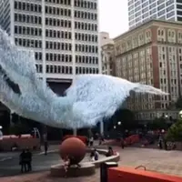 Entah bagaimana caranya, patung kinetis yang disebut beling cair ini bisa menari begitu lincahnya di Los Angeles. (Via: