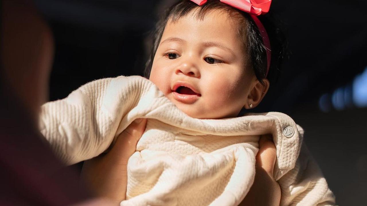 Potret Gemas Lily, Anak Raffi Ahmad dan Nagita Slavina dengan Pita Besar dan Kacamata