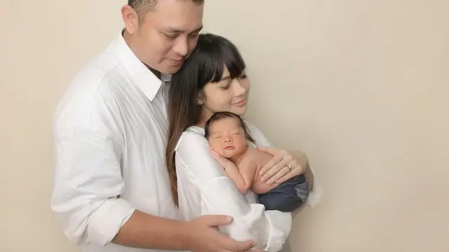 5 Pemotretan Keluarga Gilang Dirga dan Adiezty Fersa Bersama Buah Hati