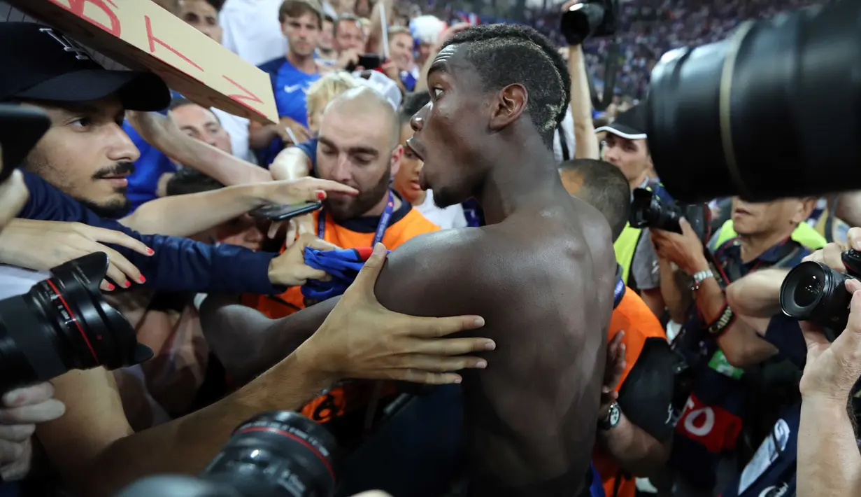 Ekspresi pemain Prancis, Paul Pogba  saat  merayakan kemenangan bersama suporter usai  laga semifinal piala Eropa 2016 di Stade Velodrome, Marseille, (7/7/2016). (AFP/Valery Hache)
