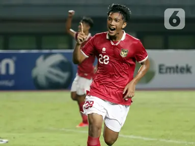 Pemain depan Timnas Indonesia U-19, Rabbani Tasnim Siddiq (kanan) usai menjebol gawang Filipina U-19 pada lanjutan penyisihan grup A Piala AFF U-19 2022 di Stadion Patriot Candrabhaga, Bekasi, Jawa Barat, Jumat (8/7/2022). Rabbani Tasnim Siddiq tampil cemerlang dan mencetak tiga dari lima gol yang bersarang di gawang Filipina U-19. (Liputan6.com/Helmi Fithriansyah)