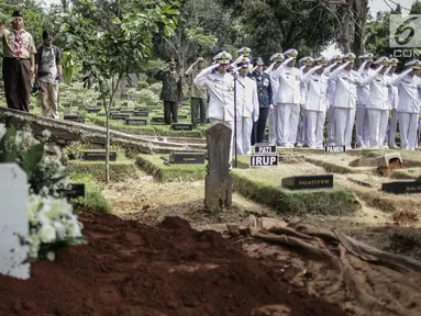 Prajurit TNI AL saat proses pemakaman almarhum Amoroso Katamsi di (TPU) Tanah Wakaf Pondok Labu, Jakarta, Selasa (17/4). Aktor senior Amoroso meninggal pada Selasa 17 April 2018 pukul 01.40 dini hari pada usia 79 tahun. (Liputan6.com/Faizal Fanani)