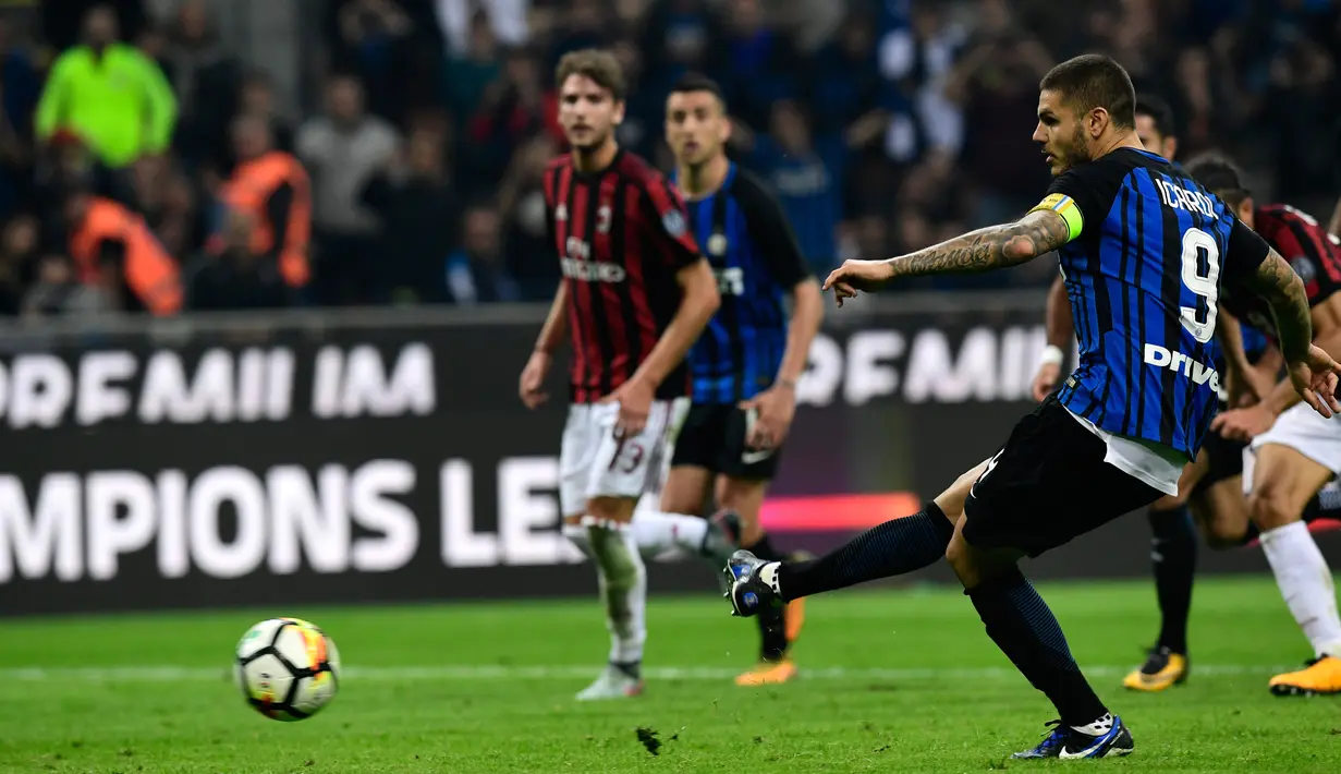 Pemain Inter Milan, Mauro Icardi mencetak gol melalui titik putih ke gawang AC Milan pada pekan kedelapan Liga Italia di Stadion Giuseppe Meazza, Minggu (15/10). Gol Inter Milan diborong oleh Icardi, 3-2. (MIGUEL MEDINA / AFP)