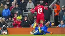 Penyerang Liverpool, Cody Gakpo, terjatuh saat dilanggar kiper LASK, Tobias Lawal,  dalam duel matchday 5 Grup E Liga Europa 2023/2024 di Stadion Anfield, Jumat (1/12/2023). (AP Photo/Jon Super)