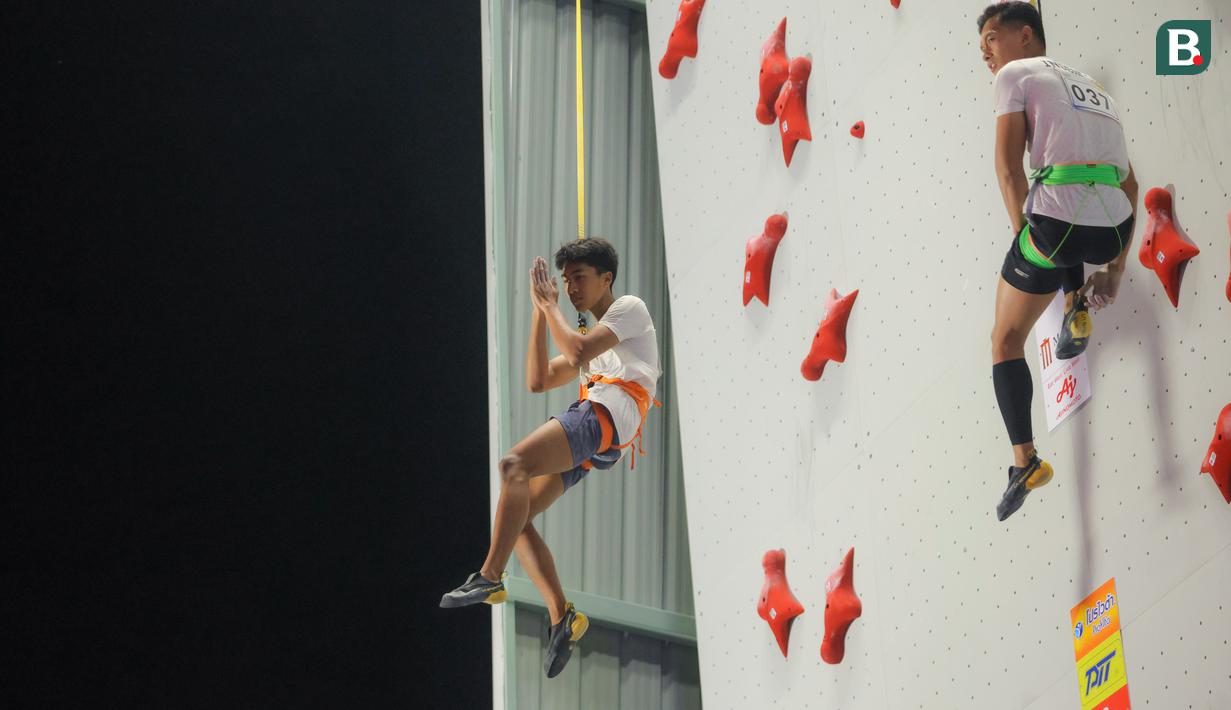 Keunggulan serupa juga terlihat di nomor speed putra. Antasyafi Robby Al Hilmi tampil impresif dengan meraih medali emas. Ia mengungguli rekannya, Alfian Muhammad Fajri, yang harus puas dengan medali perak. (Bola.com/Bagaskara Lazuardi)