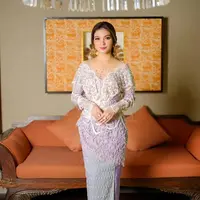 Pesona Selvi Ananda mengenakan kebaya yang telah dimodifikasi modern. Kebaya putih dengan garis leher yang dalam dipadu kain wastra bernuansa serasi. [Foto: Instagram/selvirakabuming]