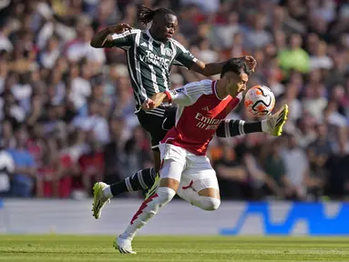 Bek Manchester United (MU) Aaron Wan-Bissaka berebut bola dengan penyerang Arsenal Gabriel Martinelli pada pekan keempat Liga Inggris 2023/2024 di Emirates Stadium, Minggu (3/9/2023) waktu setempat. (AP Photo/Kirsty Wigglesworth)