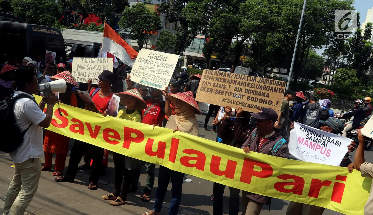 Warga Pulau Pari membentangkan spanduk saat melakukan aksi unjuk rasa di depan Pengadilan Negeri Jakarta Utara, Selasa (8/5). Dalam aksinya mereka menuntut dihentikannya Kriminalisasi terhadap nelayan. (Liputan6.com/Johan Tallo)