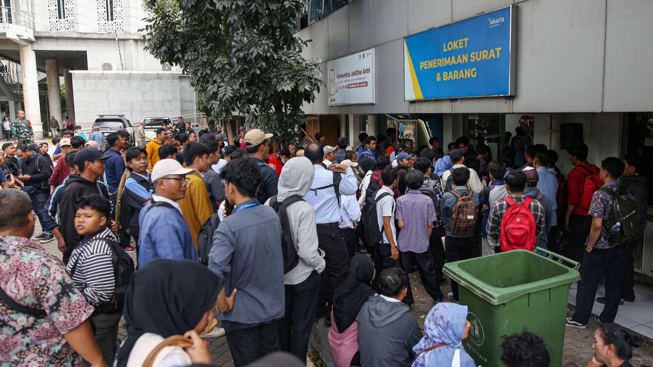 Ratusan orang melamar sebagai pasukan oranye di Balai Kota DKI Jakarta