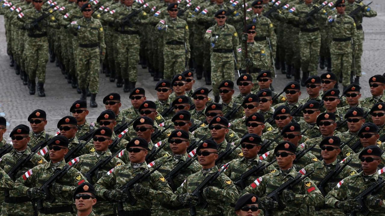 Barisan pasukan TNI-Polri tampil di parade militer Bastille Day