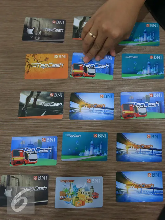 BI akan menaikkan batas atas plafon uang elektronik menjadi Rp 10 juta, Jakarta, Selasa (18/10). Diharapkan kenaikan batas atas plafon untuk uang elektronik akan meningkatkan transaksi di uang elektronik. (Liputan6.com/Angga Yuniar)