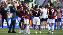 Pelatih kepala West Ham United asal Portugal, Nuno Espirito Santo (kiri), dan para pemainnya bereaksi di lapangan setelah pertandingan Liga Inggris antara West Ham United dan Leeds United di Stadion London, London timur pada 24 Mei 2026. West Ham memenangkan pertandingan 3-0 tetapi terdegradasi karena Tottenham tidak kalah dari Everton. (Henry NICHOLLS/AFP)