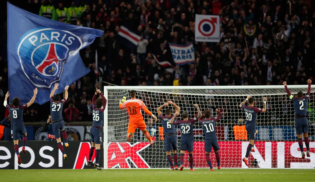 Pemain Paris Saint-Germain berselebrasi dengan pendukung mereka seusai menang atas Celtic dalam lanjutan fase grup Liga Champions di Parc des Princes, Kamis (23/11). PSG meraih kemenangan telak dengan skor 7-1. (AP/Christophe Ena)