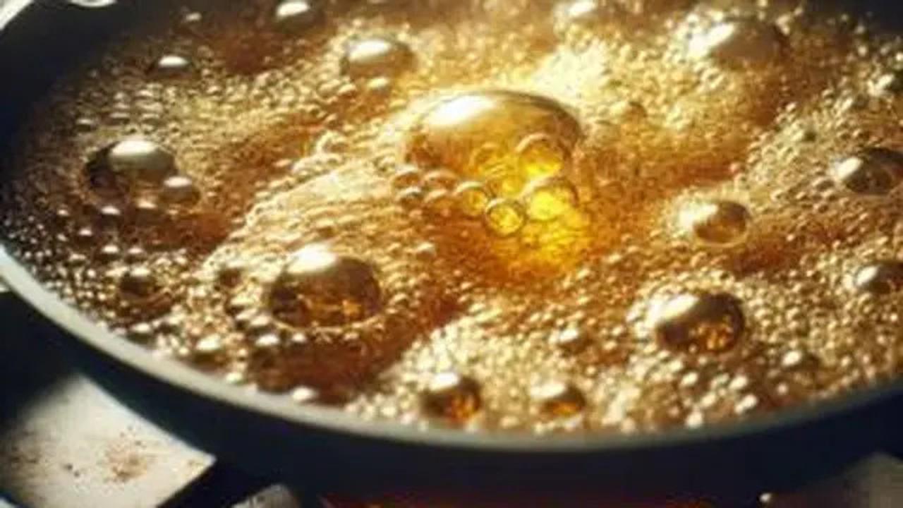 Minyak Goreng Berbusa Saat Memasak Telur? Coba Trik Viral Ini