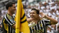 Duet penyerang Juventus, Federico Chiesa dan Dusan Vlahovic merayakan gol ke gawang Lazio pada lanjutan Serie A 2023/2024 di Stadion Allianz, Turin, Sabtu (16/9/2023) malam WIB. (Fabio Ferrari/LaPresse via AP)