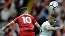 Gelandang Liverpool, Philippe Coutinho berebut bola dengan bek Manchester United, Antonio Valencia saat bertanding pada lanjutan Liga Inggris di stadion Anfield, Liverpool, Inggris, (14/10). Liverpool bermain imbang 0-0 atas MU. (AP Photo / Rui Vieira)