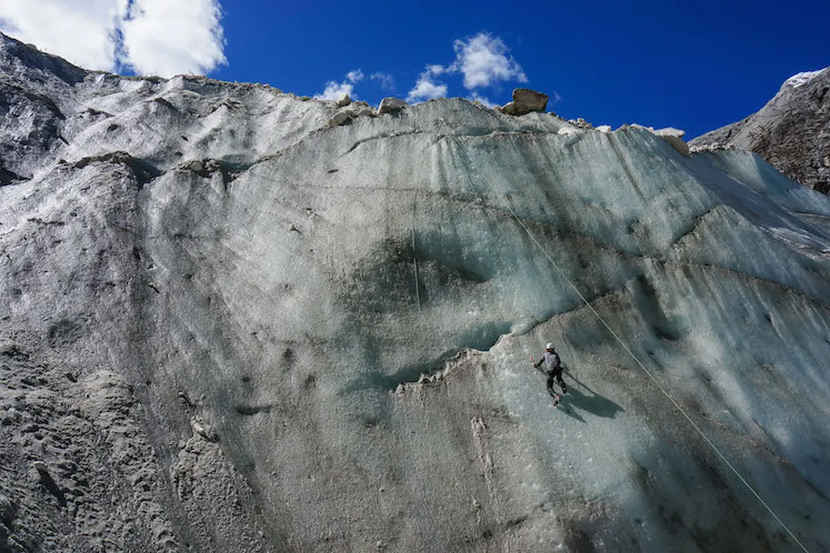 Pacu Adrenalin dengan Menjajal 'Ice Climbing' di Huaraz, Peru