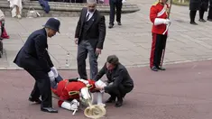 Seorang prajurit yang pingsan mendapat pertolongan segera jelang kebaktian Order of the Garter di Windsor Castle, di Windsor, Inggris, Senin, 19 Juni 2023. Order of the Garter adalah Order of Chivalry tertua dan paling senior di Inggris, yang didirikan oleh Raja Edward III hampir 700 tahun yang lalu.(AP Photo/Kirsty Wigglesworth, Pool)