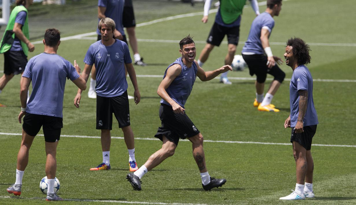 Pemain Real Madrid, Pepe, saat mengikuti sesi latihan jelang laga final Liga Champions di Madrid, Spanyol (30/05/3017). Di laga final nanti Real Madrid akan berhadapan dengan Juventus. (AP/Paul White)