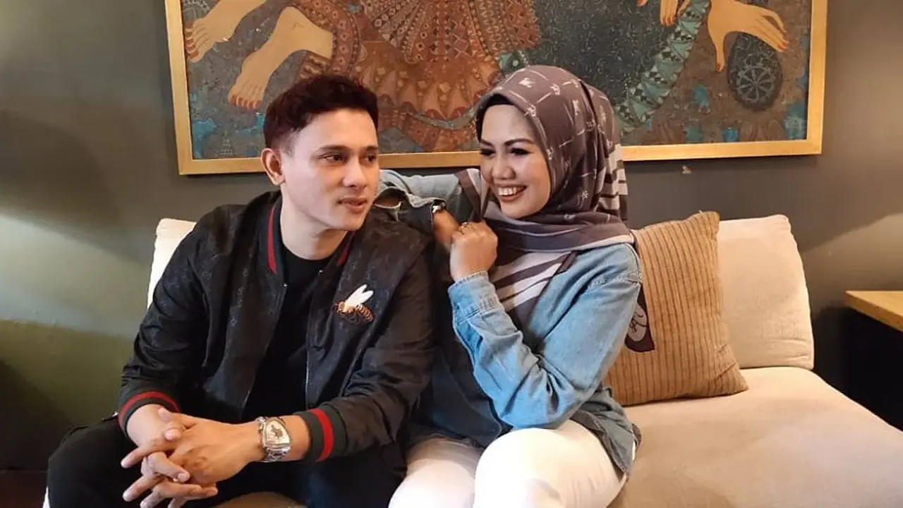 Dikabarkan Dekat, Ini 6 Momen Kebersamaan Elly Sugigi dengan Kiki Kanoe